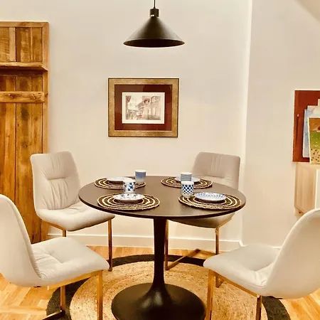 Quiet And Cozy Downtown Apartment